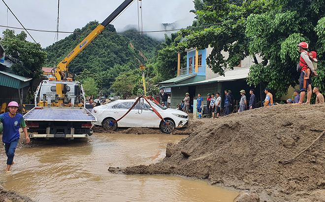 Lực lượng chức năng khắc phục hậu quả do mưa lũ tại Yên Bái.