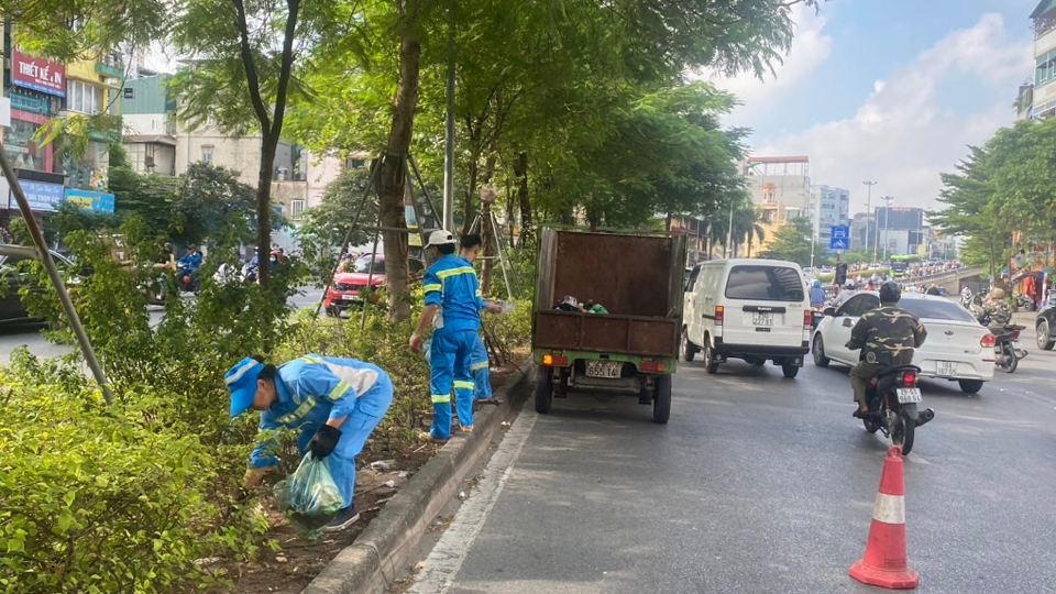 Trong dịp này, Chi nhánh Đống Đa sẽ tăng cường lực lượng duy trì VSMT, bằng thủ công kết hợp cơ giới trên các tuyến đường trên địa bàn quận.