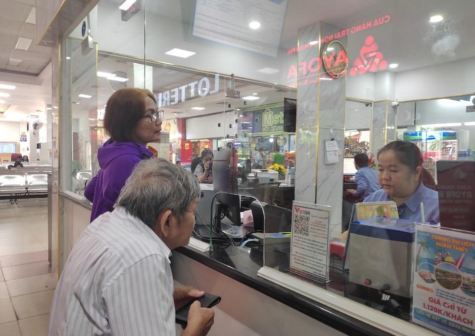 Có hơn 200.000 vé tàu Tết Giáp Thìn 2024 phục vụ người dân. Tuy nhiên, mỗi hành khách được đặt chỗ và mua không quá 10 vé tàu Tết cho chiều đi và 10 vé cho chiều về