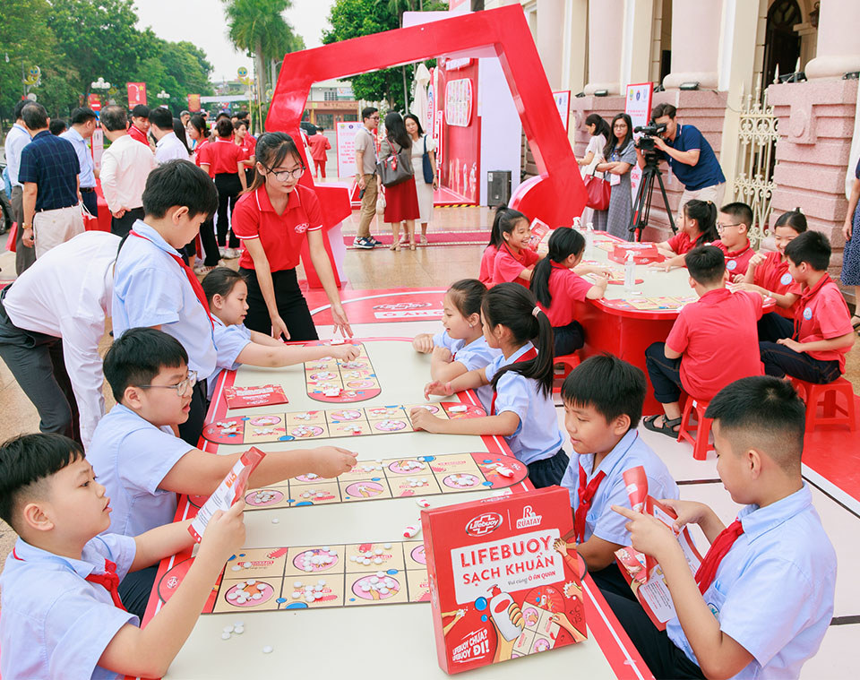 Học sinh tham gia hưởng ứng “Ngày Thế giới rửa tay với xà phòng” với chủ đề “Rửa tay với xà phòng vì một Việt Nam khỏe mạnh và bền vững”. 