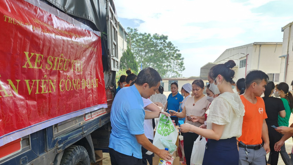 Trung tâm Tư vấn pháp luật và Hỗ trợ người lao động Công đoàn Hà Nội tổ chức những chuyến xe siêu thị đoàn viên công đoàn nhằm mang đến sản phẩm chất lượng tốt với giá ưu đãi cho người lao động