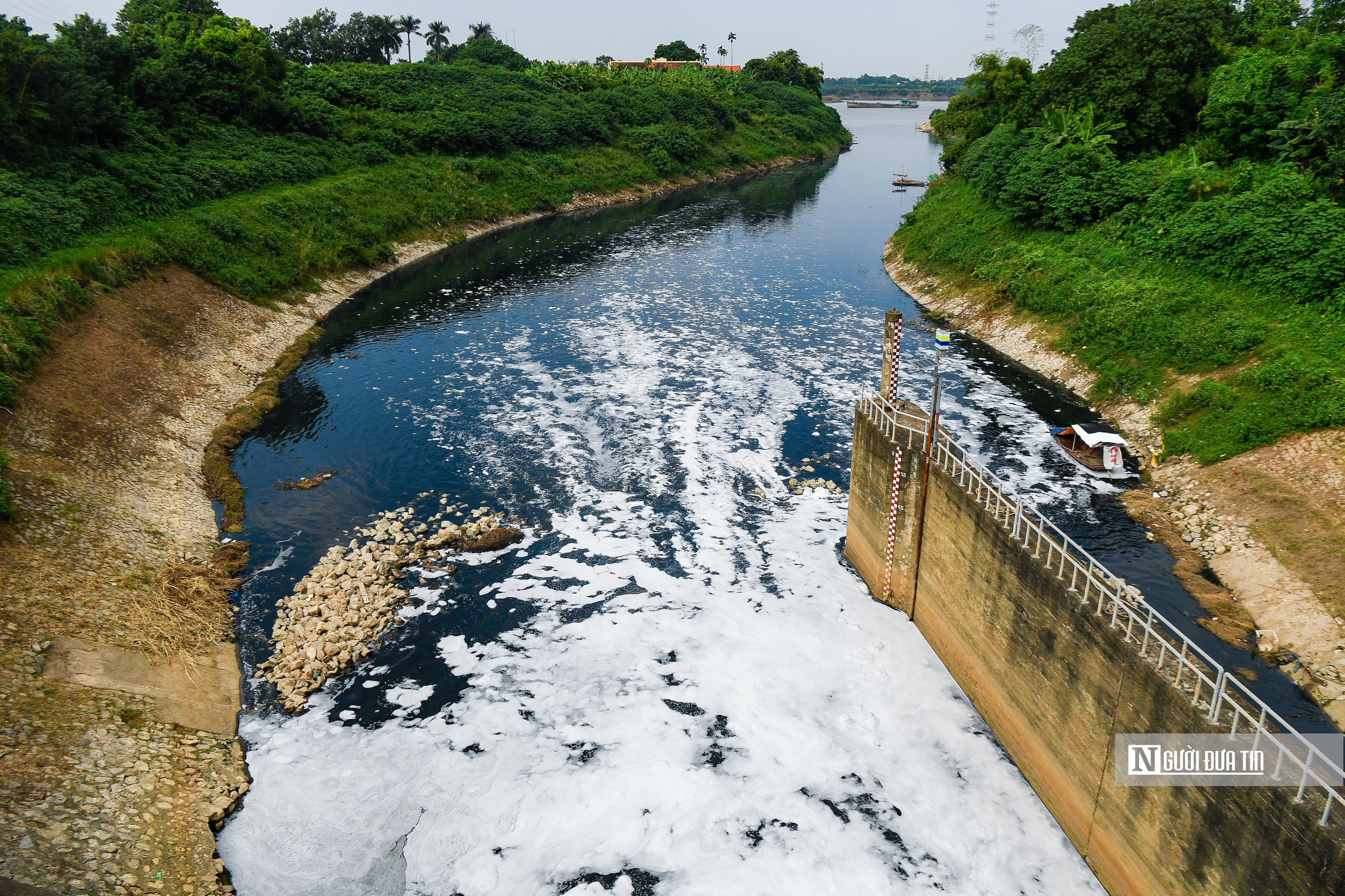 Dân sinh - Nước sông Nhuệ ô nhiễm trầm trọng, chảy ngược ra sông Hồng (Hình 7).