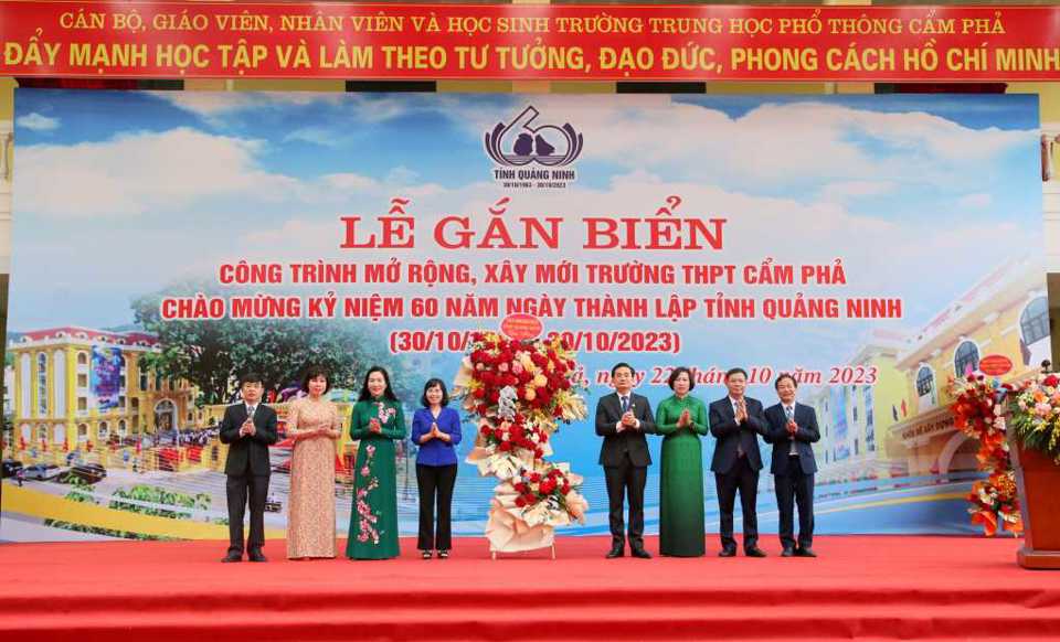 Trường THPT Cẩm Phả gắn biển chào mừng 60 năm thành lập tỉnh. Ảnh Báo QN