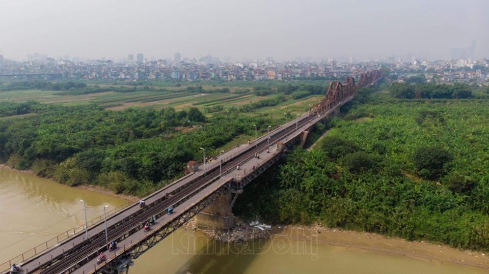 Cầu Long Biên sau hơn 120 năm đưa vào khai thác sử dụng hiện đã xuống cấp nặng nề.