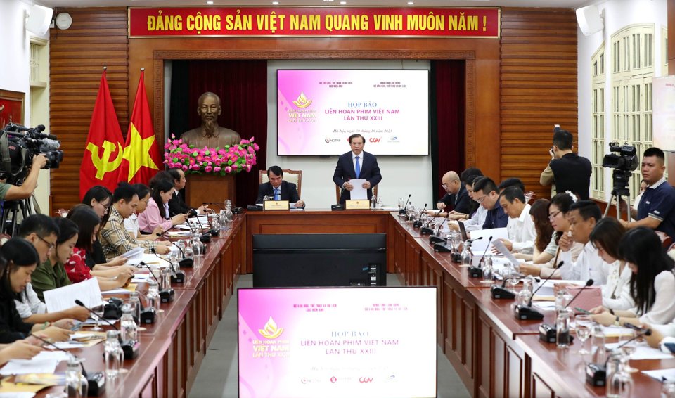 Quang cảnh buổi họp báo.