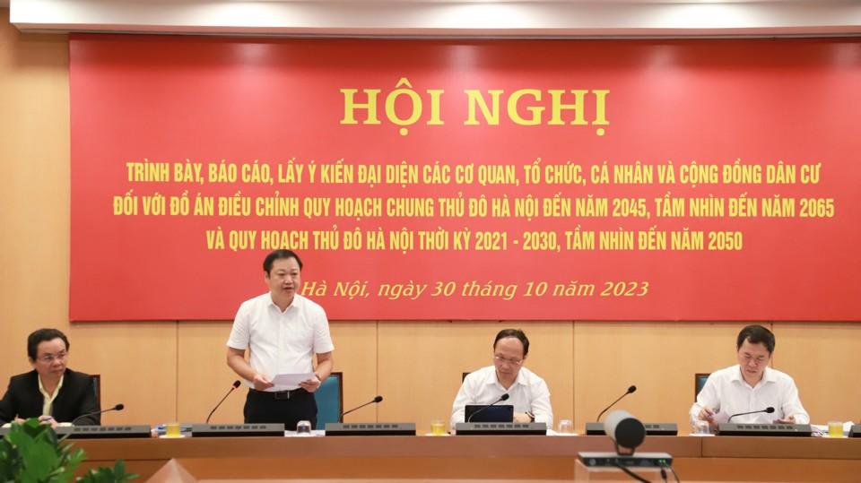 Ông Lê Ngọc Anh - Viện trưởng Viện Nghiên cứu phát triển kinh tế - xã hội Hà Nội (đơn vị lập Quy hoạch Thủ đô) phát biểu tại hội nghị.