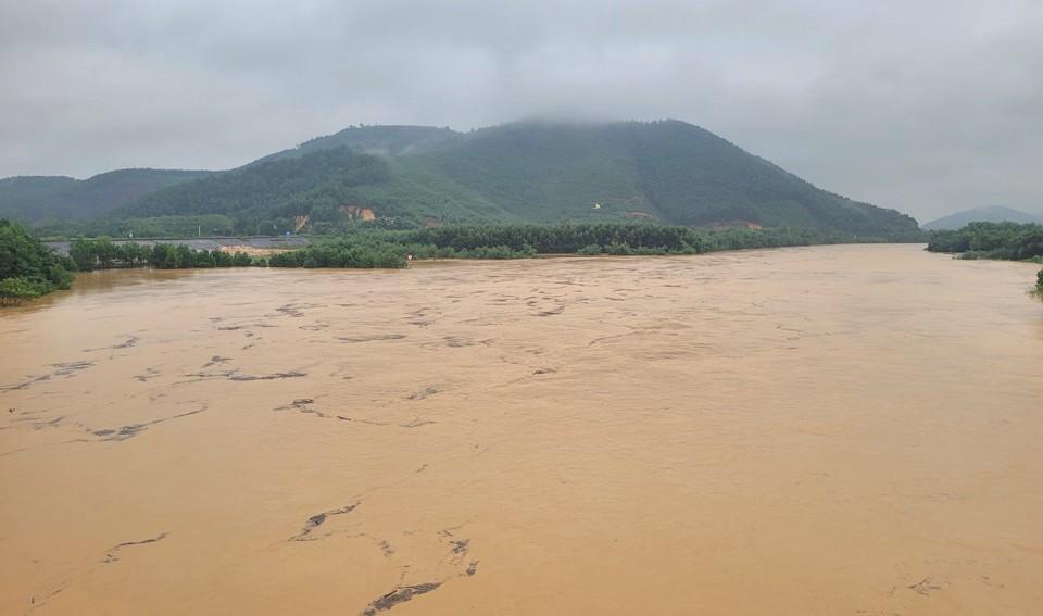 Mưa lớn kéo dài, nước sông Ngàn Sâu tiếp tục dâng cao