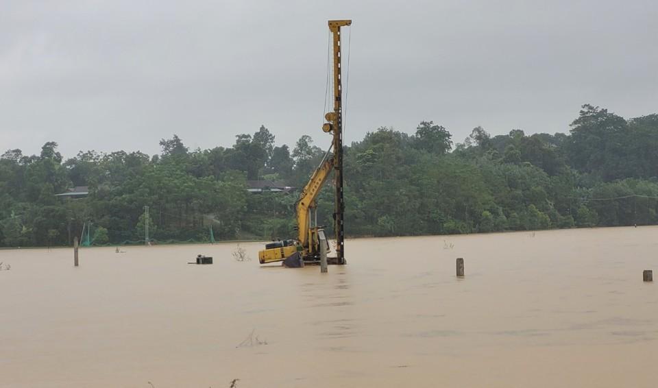 Mưa lớn, nước lũ dâng cao, một số máy móc thiết bị thi công dự án kênh mương thủy lợi Ngàn Trươi bị ngập sâu trong nước