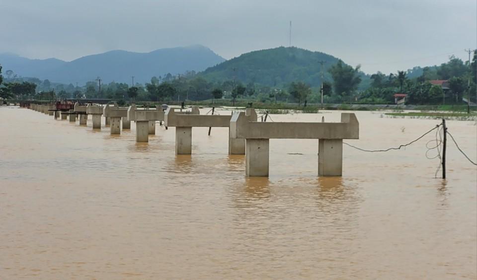 Nước lũ vùng hạ du tiếp tục dâng cao, các phương án ứng phó với mưa lũ đang được các địa phương, đơn vị ở tỉnh Hà Tĩnh tập trung thực hiện