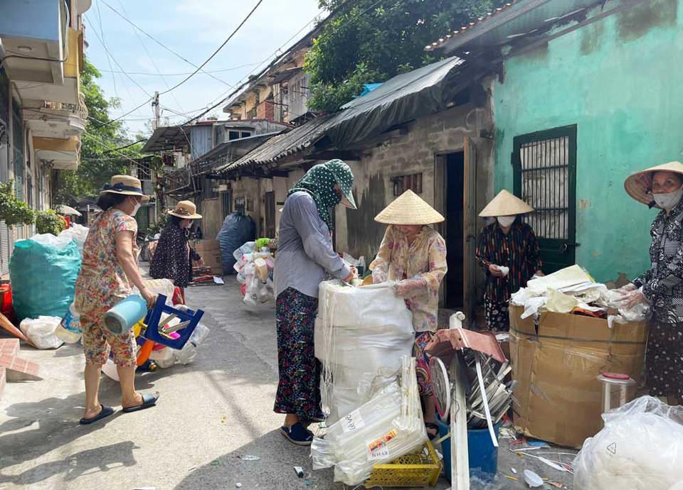 Bà Trần Thị Tường Vi (đội mũ vài chấm bi) cùng các bà, các mẹ thu gom phế liệu đi bán mỗi tuần.