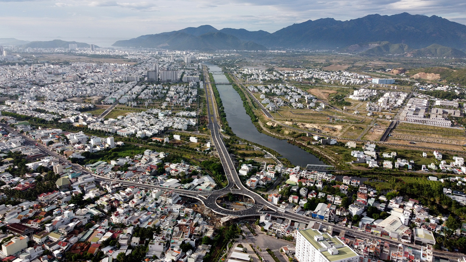 Khánh Hòa đang hoàn thiện hệ thống giao thông để lên thành phố trực thuộc Trung ương vào năm 2030. Ảnh: Trung Nhân.