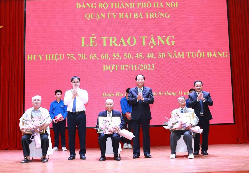 Trưởng Ban Tuyên giáo Thành ủy Hà Nội Nguyễn Doãn Toản trân trọng trao Huy hiệu 75 năm, 70 năm tuổi Đảng và lãnh đạo quận Hai Bà Trưng tặng hoa chúc mừng các đảng viên lão thành