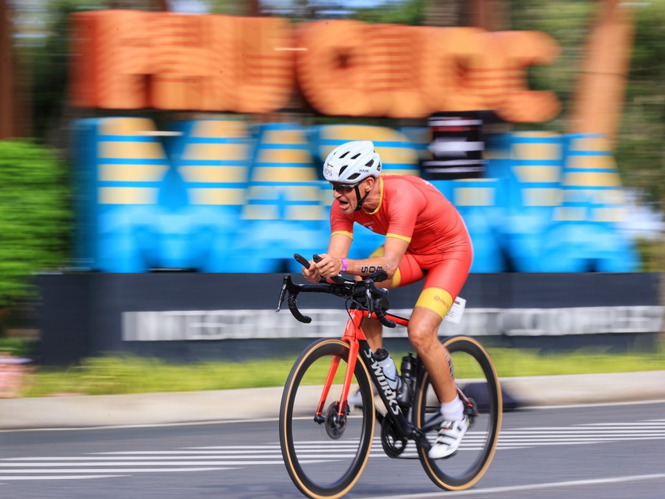 Tốc độ gió lên tới 45km/h cũng làm tăng độ khó cho thử thách đạp xe 90km. Ảnh: BIM Group IRONMAN 70.3 Phú Quốc.