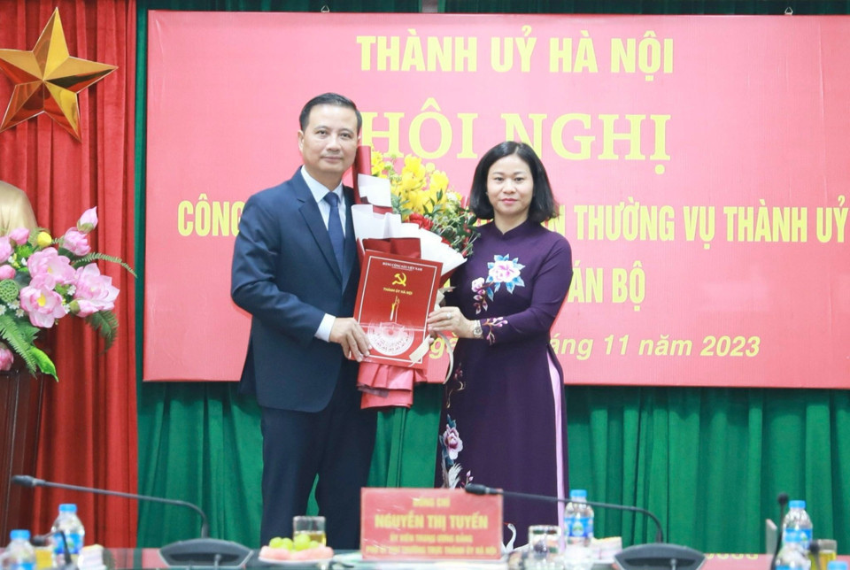 Phó Bí thư Thường trực Thành ủy Nguyễn Thị Tuyến trao Quyết định cho ông Nguyễn Xuân Linh.