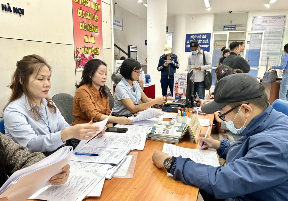 Nhiều người lao động đi làm việc tại Hàn Quốc, Nhật Bản về nước tham dự Hội chợ việc làm để tìm hiểu thông tin và ứng tuyển. Ảnh: Thủy Trúc.