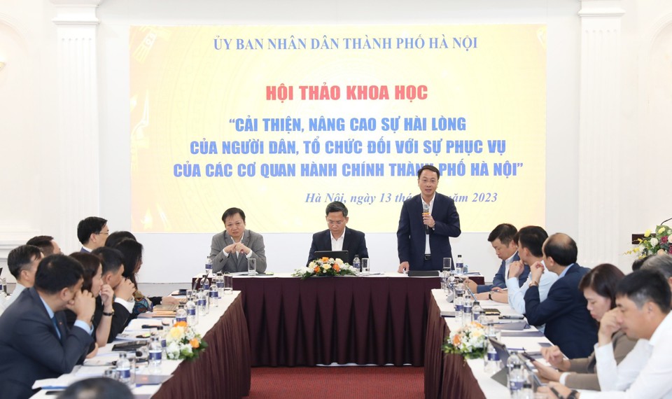 Giám đốc Sở Nội vụ Hà Nội Trần Đình Cảnh điều hành phần thảo luận tại Hội thảo