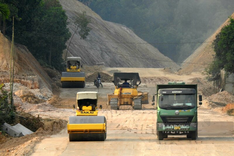 Nhà thầu thi công huy động tối đa thiết bị, phương tiện và nhân lực để hoàn thành tuyến đường liên vùng. Ảnh: Tô Công.