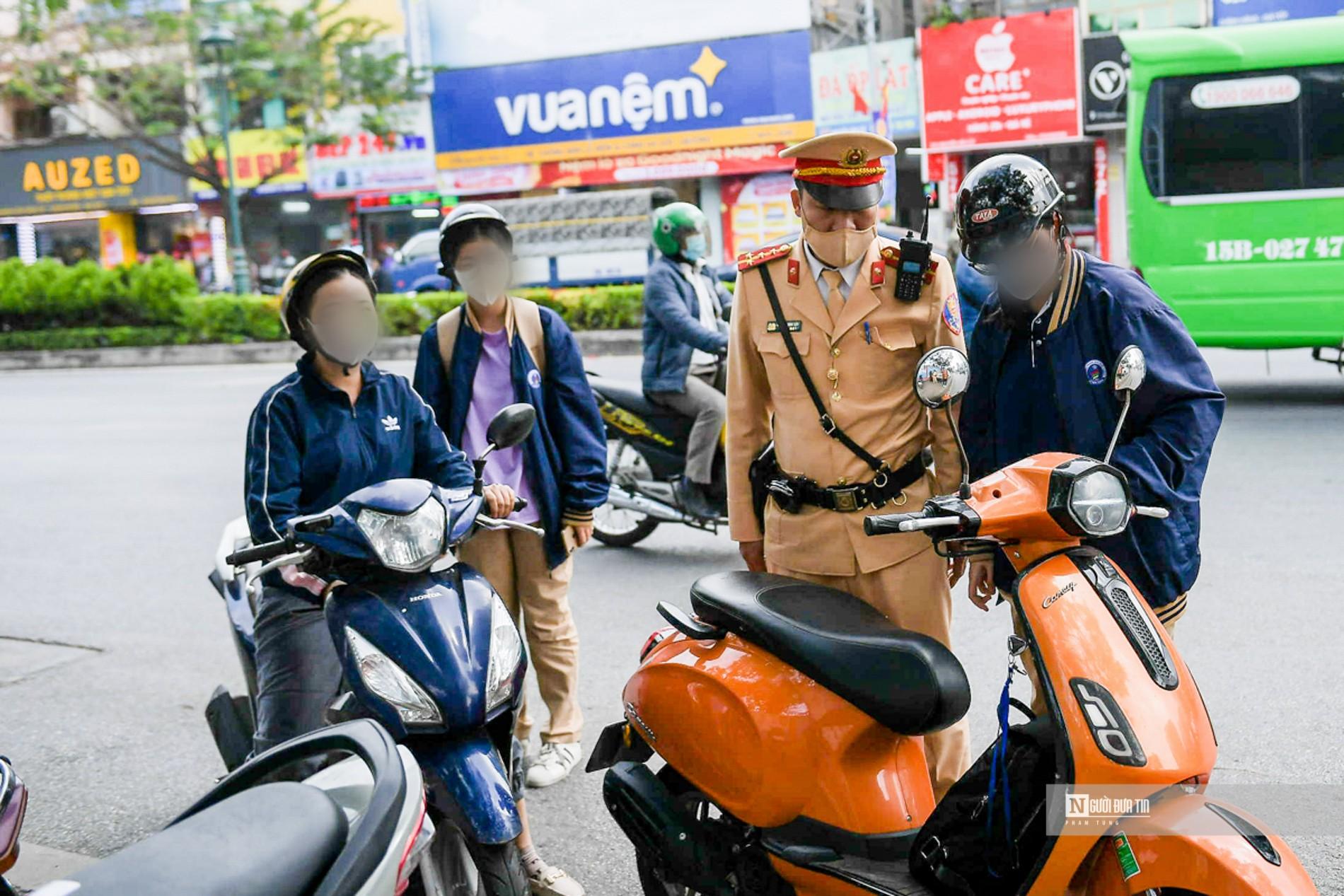 An ninh - Hình sự - Xử lý nhiều học sinh vi phạm giao thông trong buổi học đầu năm 2024 (Hình 2).