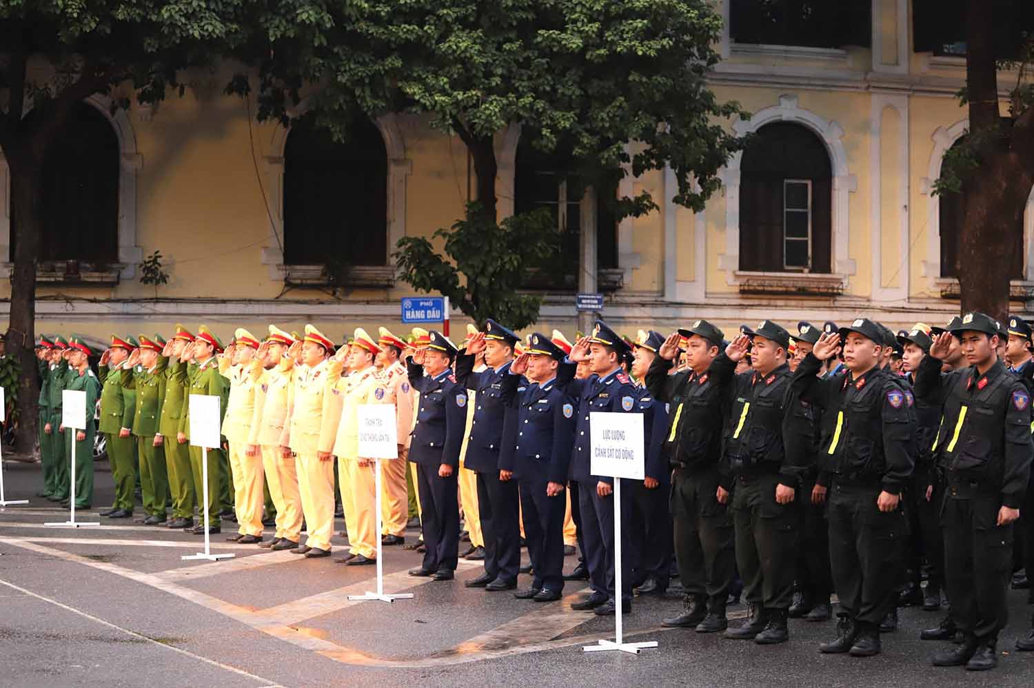 Lễ ra quân Năm ATGT 2024 có sự tham gia của nhiều lực lượng gồm: Công an thành phố Hà Nội (CSGT, Cảnh sát cơ động, Cảnh sát trật tự); Bộ Tư lệnh Thủ đô; Sở GTVT,...