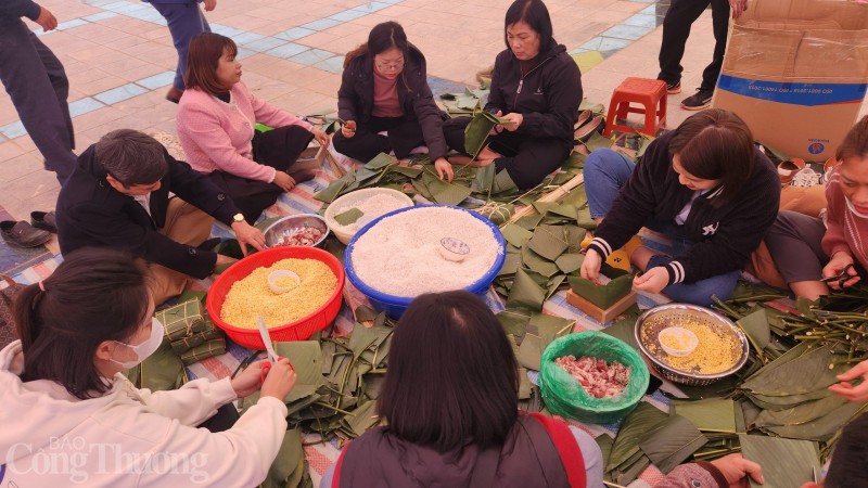 Huyện biên giới Nậm Pồ gói 10.000 bánh chưng xanh tặng hộ nghèo đón Tết