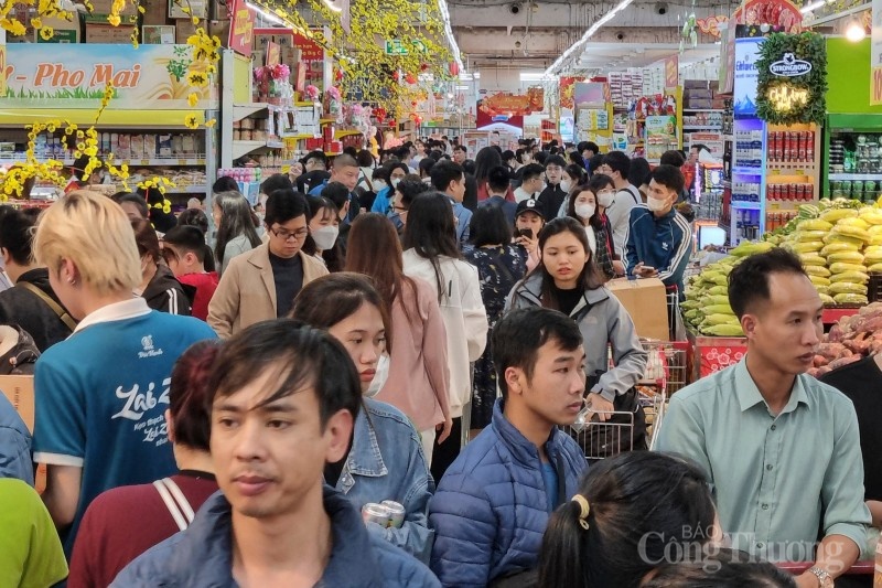 Cao điểm mua sắm Tết, nhân viên siêu thị làm việc hết công suất