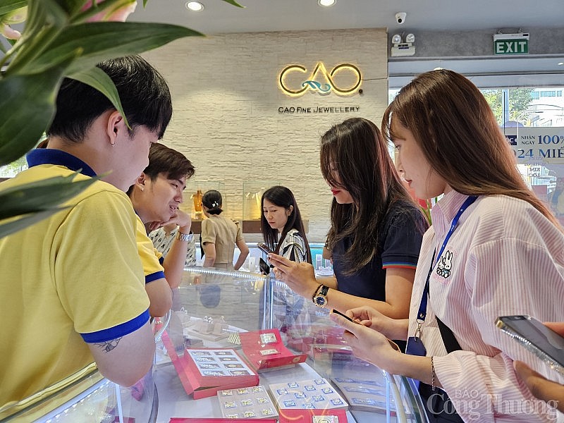 Người dân TP. Hồ Chí Minh “chen chân” mua vàng ngày vía Thần Tài