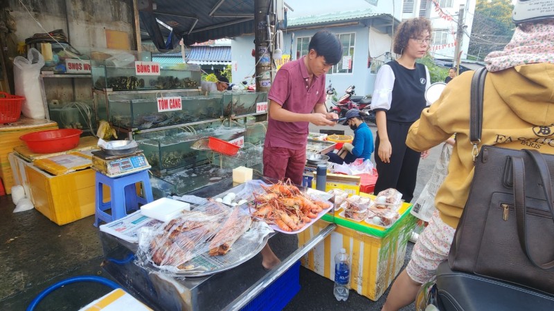 TP. Hồ Chí Minh: Heo quay, cá lóc nướng đắt hàng trong ngày vía Thần tài