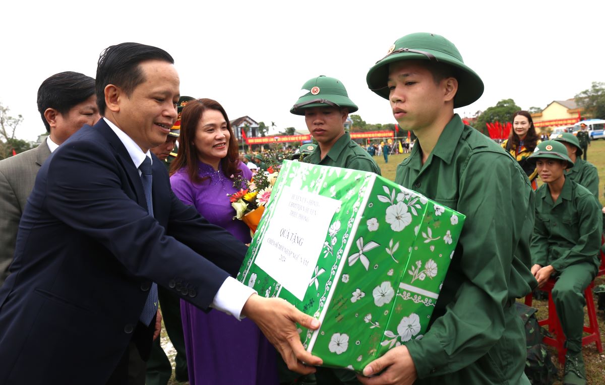 Nhà có hoàn cảnh khó khăn, hai anh em nghỉ học vào miền Nam. Minh làm đầu bếp, quản lý ở nhà hàng, còn Thanh thì làm công nhân được hơn 2 năm nay. Nghe tin đến đợt tuyển quân, hai em gọi điện về cho gia đình, bày tỏ nguyện vọng cùng viết đơn xin vào quân ngũ. Bố của Thanh và Minh từng ở môi trường quân ngũ, lập tức đồng ý. Mẹ của hai em “không có lý do gì để phản đối“, vậy là hai em trở về quê để thực hiện mong muốn của mình.