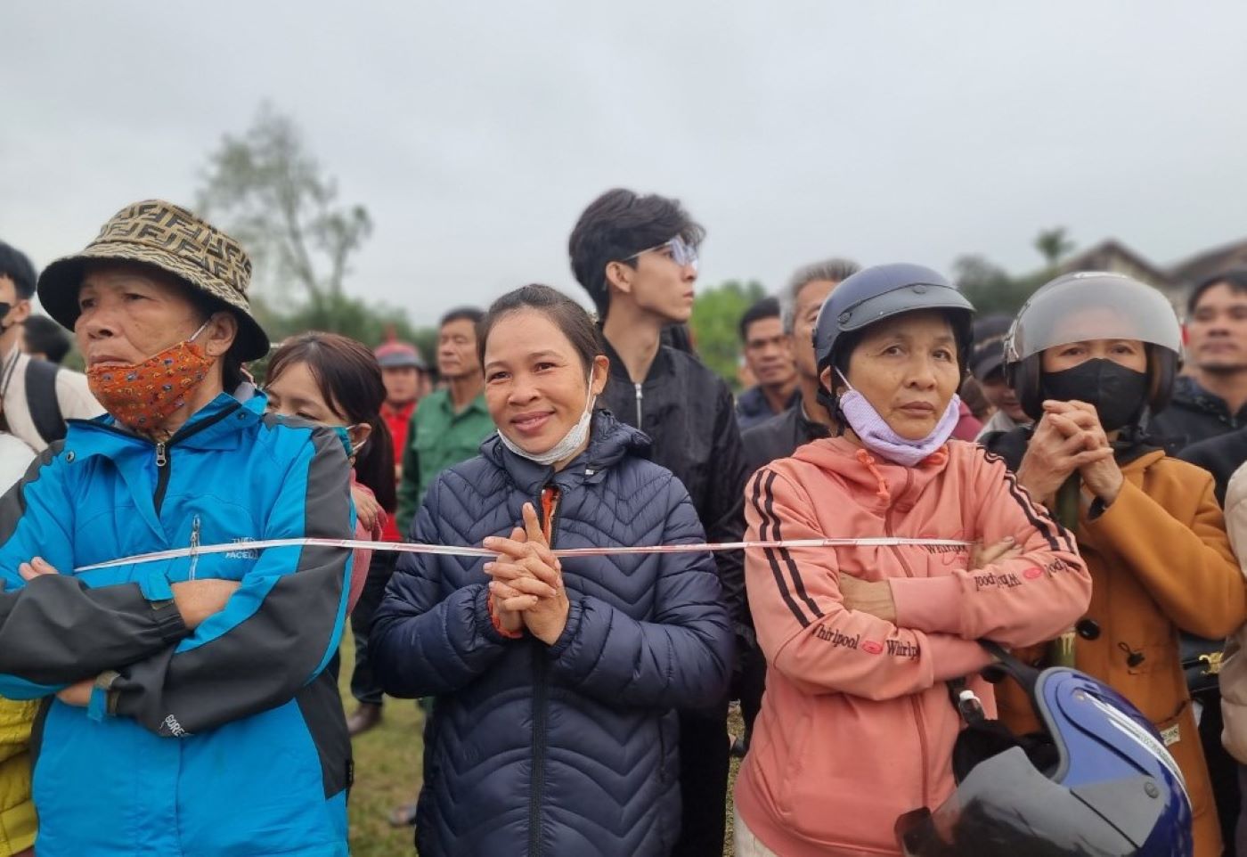 Giữa hàng trăm người dân đến tiễn các tân binh lên đường nhập ngũ ở sân vận động trung tâm huyện Triệu Phong (tỉnh Quảng Trị), bà Nguyễn Thị Ánh Nguyệt (thôn Linh An, xã Triệu Trạch, huyện Triệu Phong, tỉnh Quảng Trị) nở nụ cười tươi, khi trong thấy 2 con trai song sinh của mình được xếp ở vị trí đầu hàng, trong bộ quân phục chững chạc.