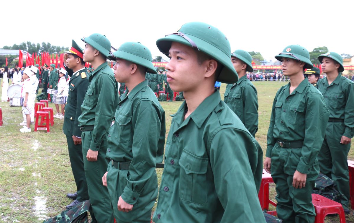 Nguyễn Giang Thanh (hàng trên, ngoài cùng bên phải) và Nguyễn Thanh Minh (hàng trên, thứ 2 từ phải sang) năm nay 19 tuổi. Thanh và Minh là anh em song sinh, con của bà Nguyễn Thị Ánh Nguyệt.