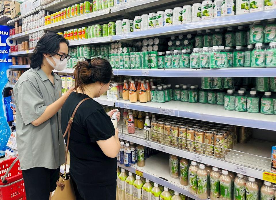 Người tiêu dùng mua sản phẩm trà bí đao tại siêu thị Winmart. Ảnh: Hoài Nam