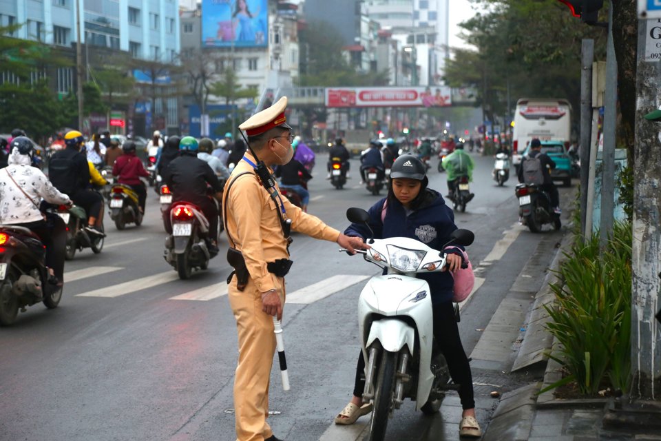 Bên cạnh xử lý nghiêm vi phạm, lực lượng CSGT tiến hành tuyên truyền, nhắc nhở.