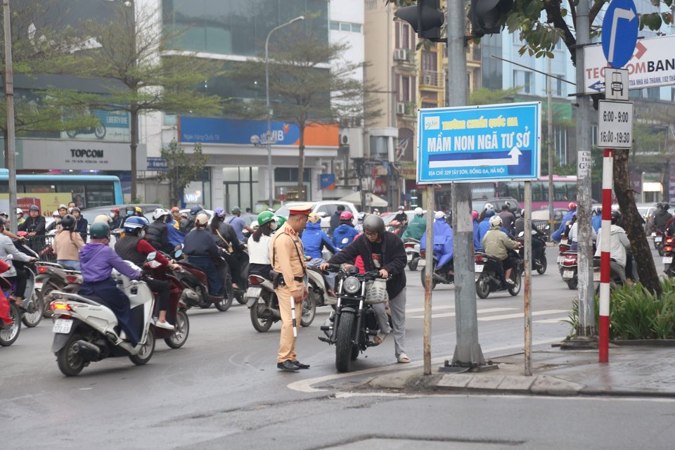 Chỉ ít phút ra quân, hàng loạt phương tiện đã bị xử lý.