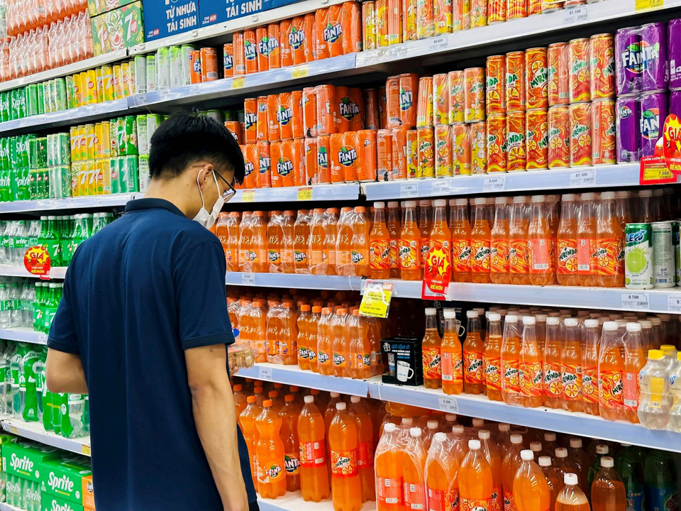 Người tiêu dùng mua nước ngọt Fanta do Coca Cola sản xuất tại siêu thị Co.op Mart. Ảnh: Hoài Nam