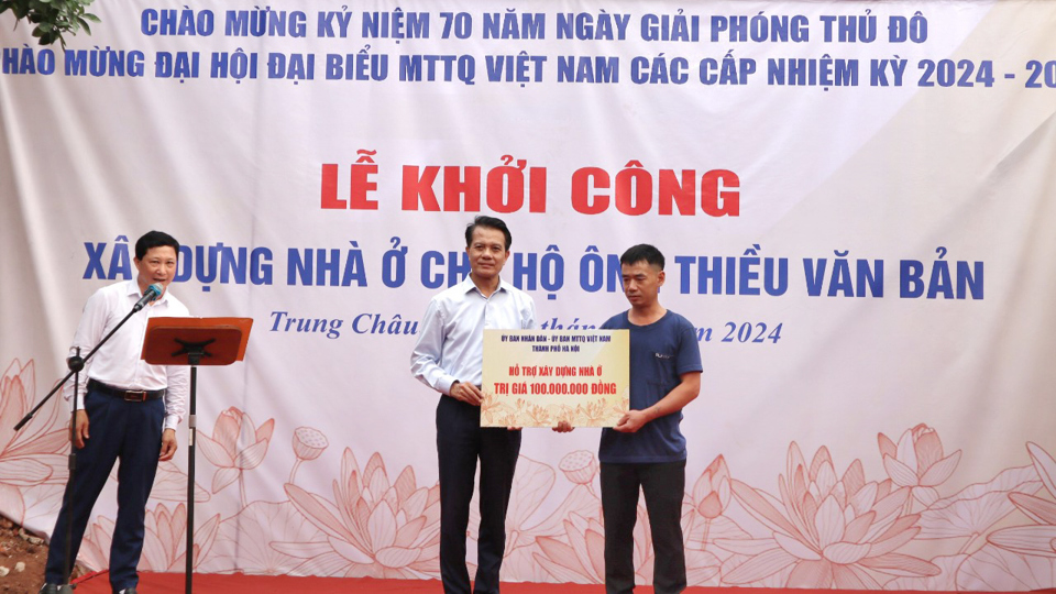 Chủ nhiệm Ủy ban Kiểm tra Thành ủy Hoàng Trọng Quyết trao hỗ trợ 100 triệu đồng xây dựng nhà ở cho hộ ông Thiều Văn Bản, cụm 10 xã Trung Châu, huyện Đan Phượng.