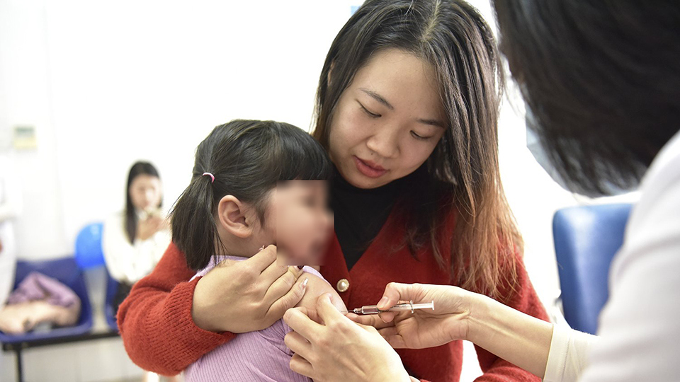 Tiêm vaccine phòng bệnh cho trẻ tại Hà Nội