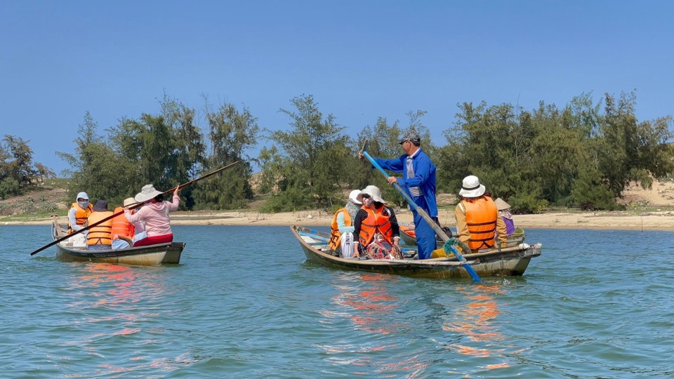 Du khách trải nghiệm đầm An Khê.