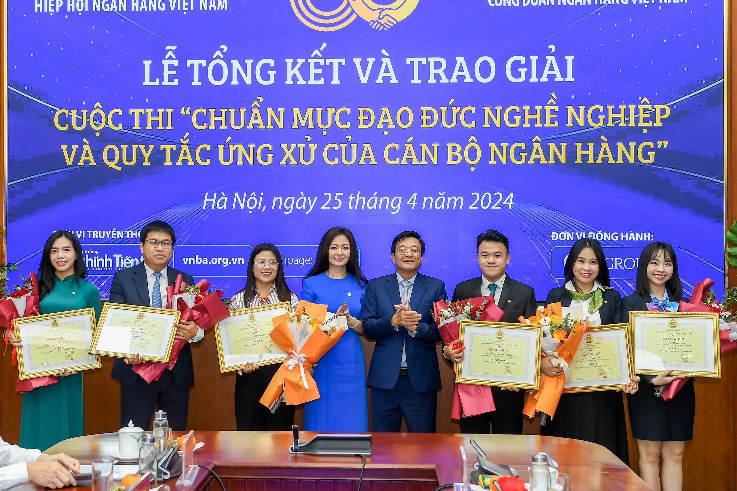 Trao giải cuộc thi Chuẩn mực đạo đức nghề nghiệp ngành ngân hàng