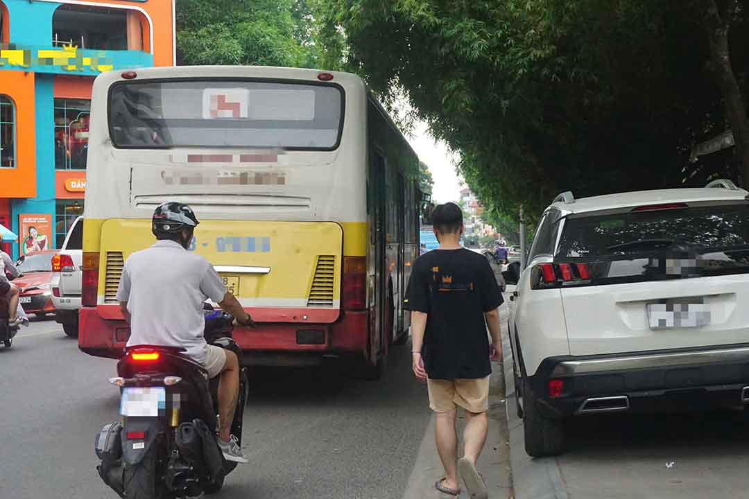 Quang Minh chấp nhận đi bộ dưới lòng đường do không gian trên vỉa hè bị lấn chiếm. Ảnh: Nhật Minh