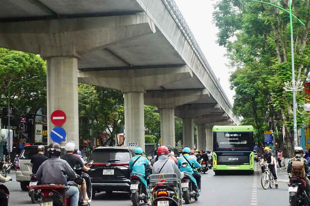 Đường Xuân Thuỷ là nơi đường sắt đô thị chạy qua luôn có lượng phương tiện lưu thông lớn. Ảnh: Nhật Minh