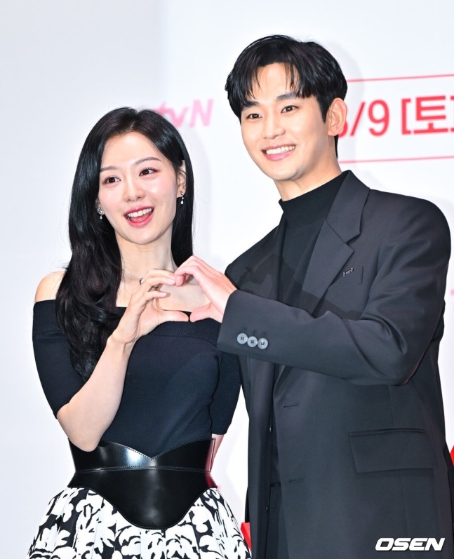 Kim Soo Hyun và Kim Ji Won được ghép đôi sau thành công của bộ phim “Nữ hoàng nước mắt“. Ảnh: Osen.