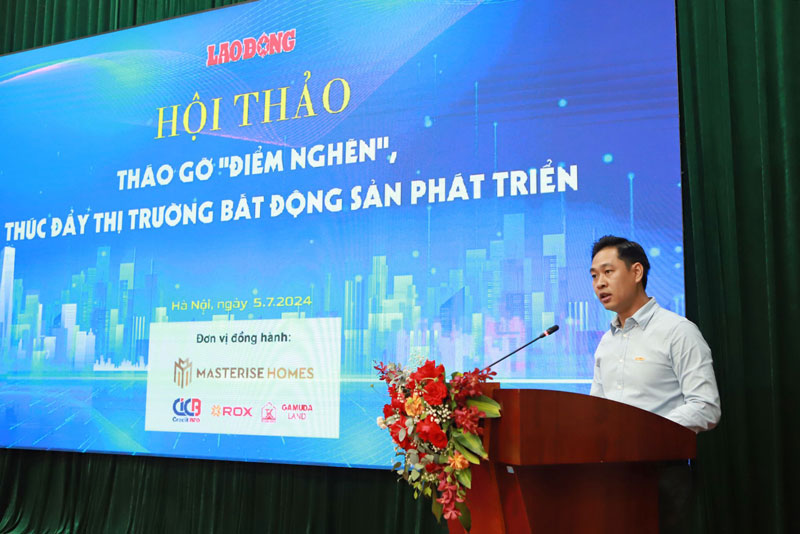 Ông Nguyễn Đức Thành – Phó Tổng Biên tập Báo Lao Động phát biểu khai mạc Hội thảo. Ảnh: Tô Thế