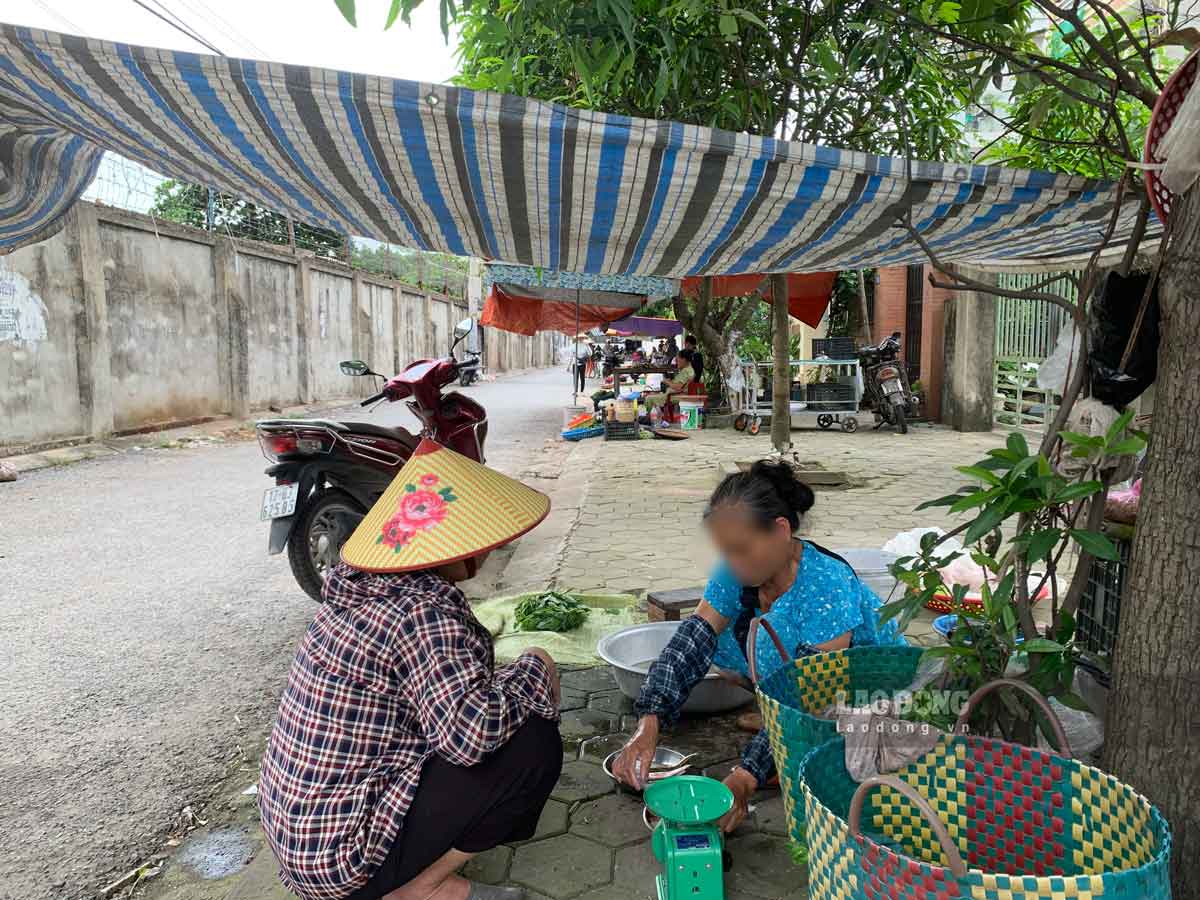 Tiểu thương bán hàng bên đường ngay gần chợ bỏ hoang. Ảnh: Hà Vi