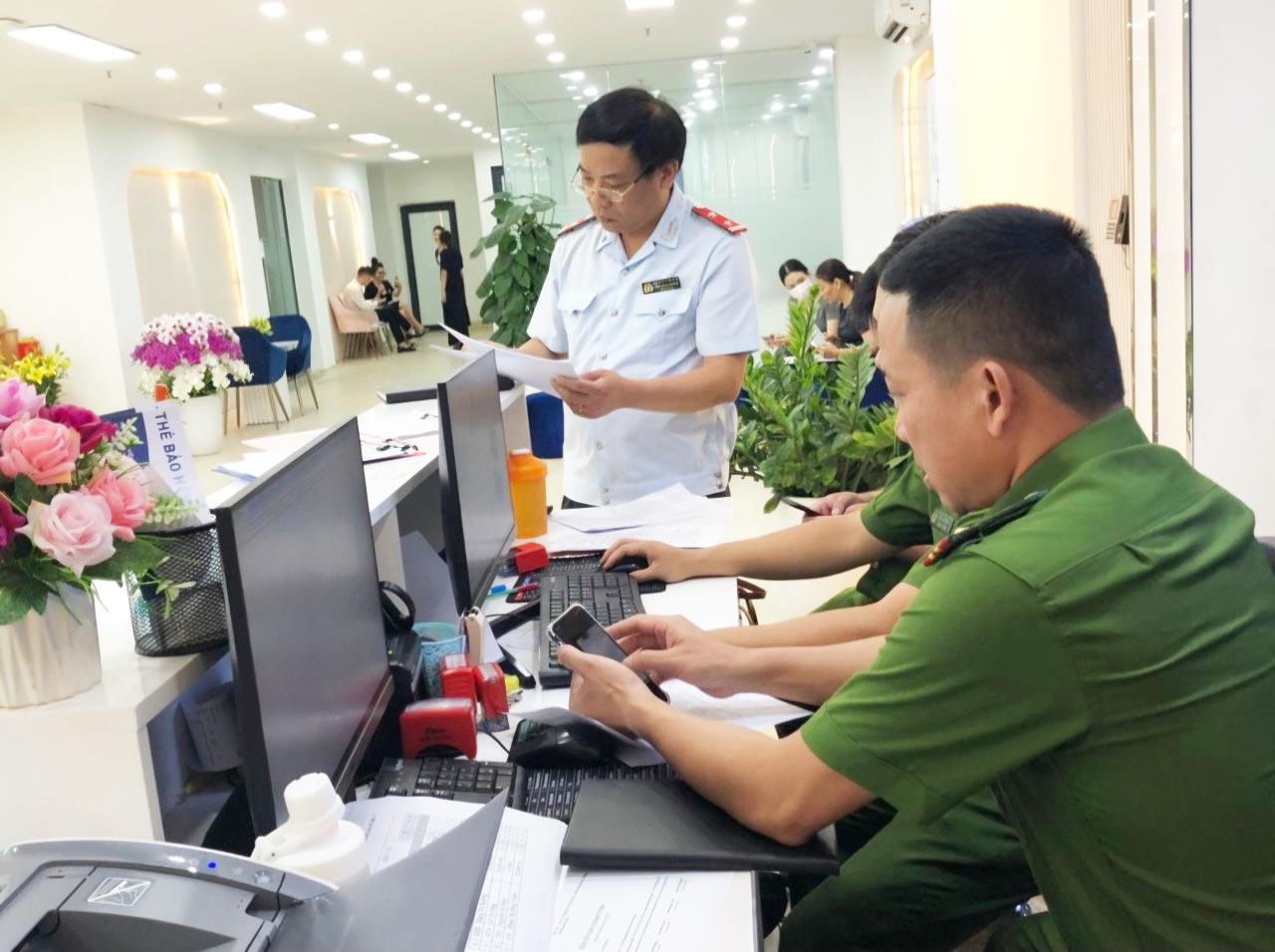 Thanh tra Sở Y tế Nghệ An và Công an TP Vinh làm việc tại Viện thẩm mỹ Mayo Clinic (12 Nguyễn Phong Sắc, TP Vinh). Ảnh: Hải Đăng