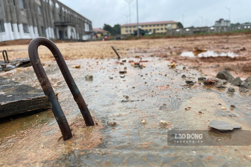 “Đơn vị đã phối hợp với các ngành chuyên môn của huyện, Bệnh viện Đa khoa huyện Văn Bàn, tổng hợp xin ý kiến tỉnh đồng ý bổ sung hạng mục. Sau khi tỉnh bổ sung, đơn vị sẽ tiến hành triển khai các hạng mục tiếp theo. Đến cuối năm nay, công trình mới hoàn thành. Do vậy, mục tiêu đưa bệnh viện vào hoạt động trong tháng 9 là không khả thi“, lãnh đạo Ban Quản lý dự án Đầu tư xây dựng huyện Văn Bàn thông tin.