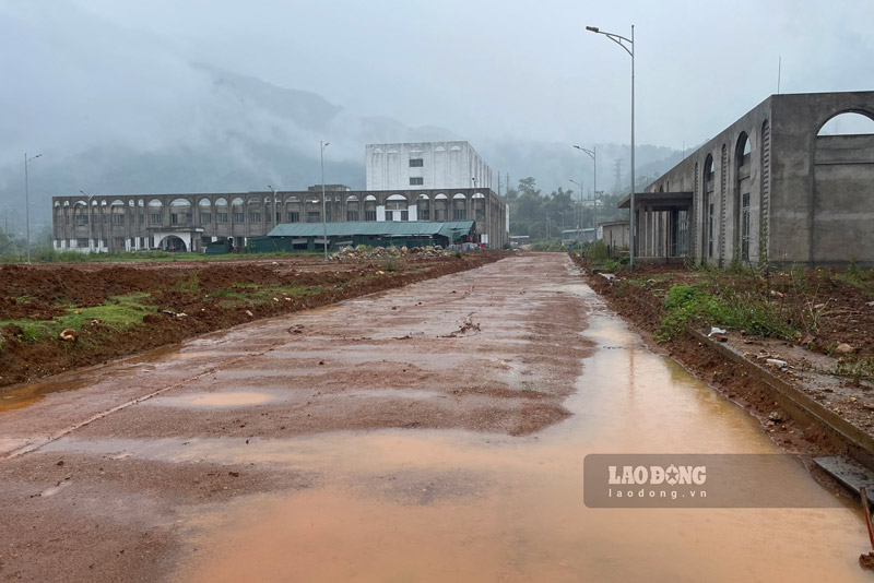 Bà Giàng Thị Dung - Phó Chủ tịch UBND tỉnh Lào Cai từng nói: “Đôn đốc chủ đầu tư cũng như đôn đốc Sở Y tế là cơ quan chủ quản lĩnh vực, phải sát sao và xây dựng được kế hoạch để đưa các bệnh viện vào hoạt động. Ví dụ, tháng 9 này phải đưa Bệnh viện Đa khoa tỉnh giai đoạn 2, Bệnh viện Đa khoa huyện Bát Xát và Bệnh viện Đa khoa huyện Văn Bàn vào hoạt động. Các bệnh viện khác phải hoàn thành vào cuối năm 2024, chậm nhất là giữa năm 2025 phải hoàn thành tất cả các bệnh viện“.