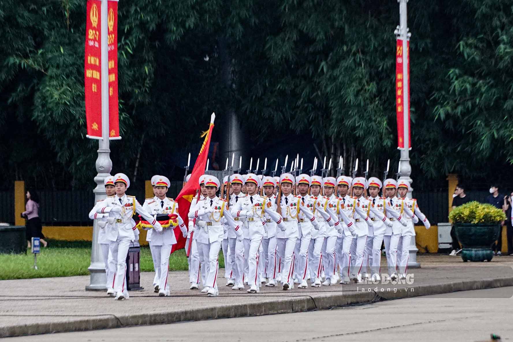 Sáng 25.7 tại Hà Nội, đội nghi lễ tại Lăng Chủ tịch Hồ Chí Minh tổ chức nghi lễ thượng cờ rủ trên quảng trường Ba Đình, bắt đầu 2 ngày Quốc tang Tổng Bí thư Nguyễn Phú Trọng.