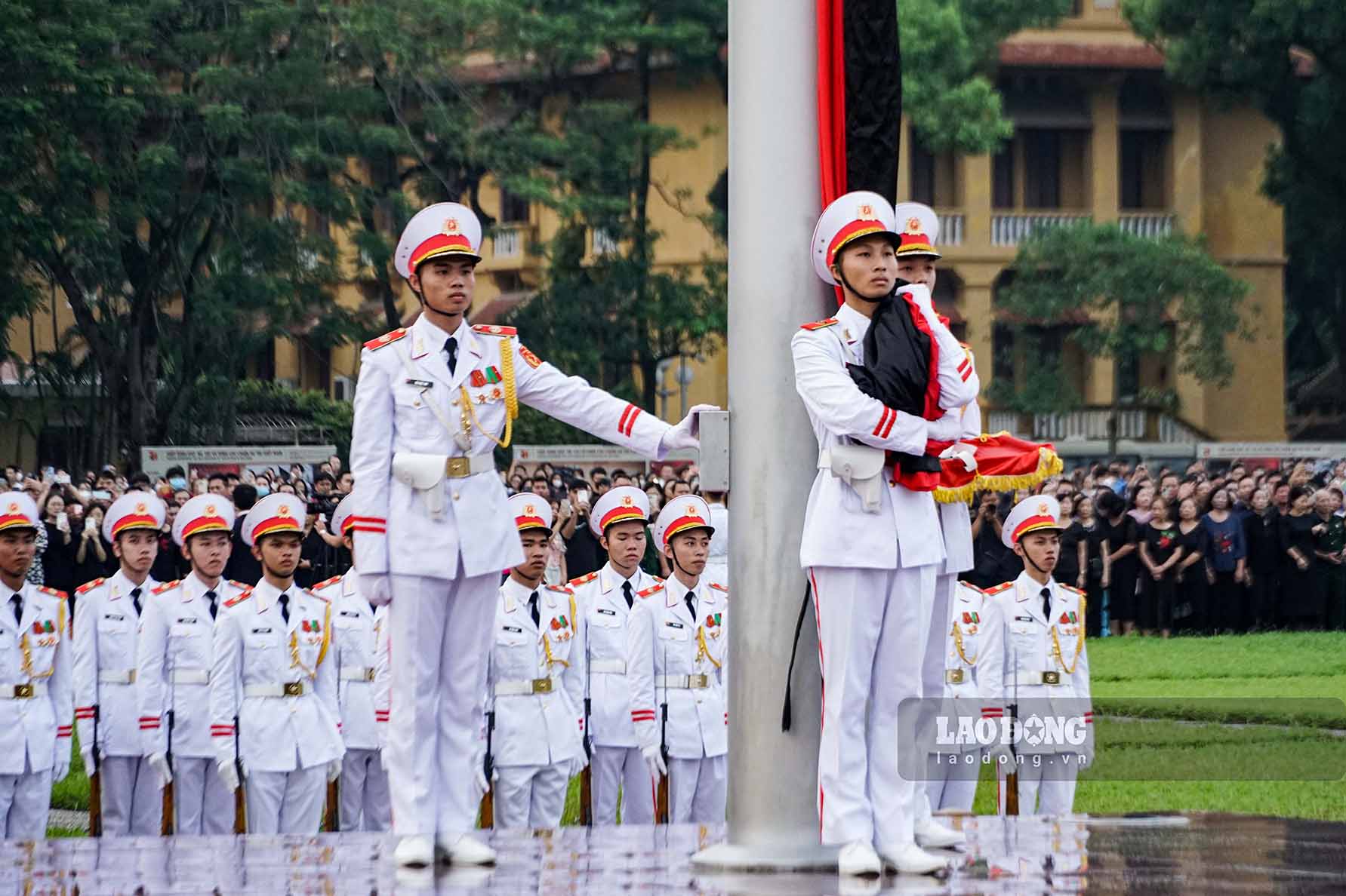 Nghi lễ treo băng tang sẽ được thực hiện song song với nghi thức thượng cờ.