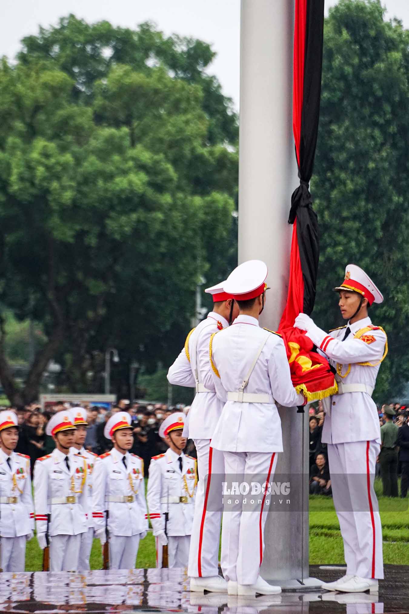 Trong không khí trang nghiêm thành kính, cán bộ, chiến sĩ Bộ Tư lệnh Lăng Chủ tịch Hồ Chí Minh thực hiện nghi thức thượng cờ rủ Quốc tang Tổng Bí thư Nguyễn Phú Trọng.