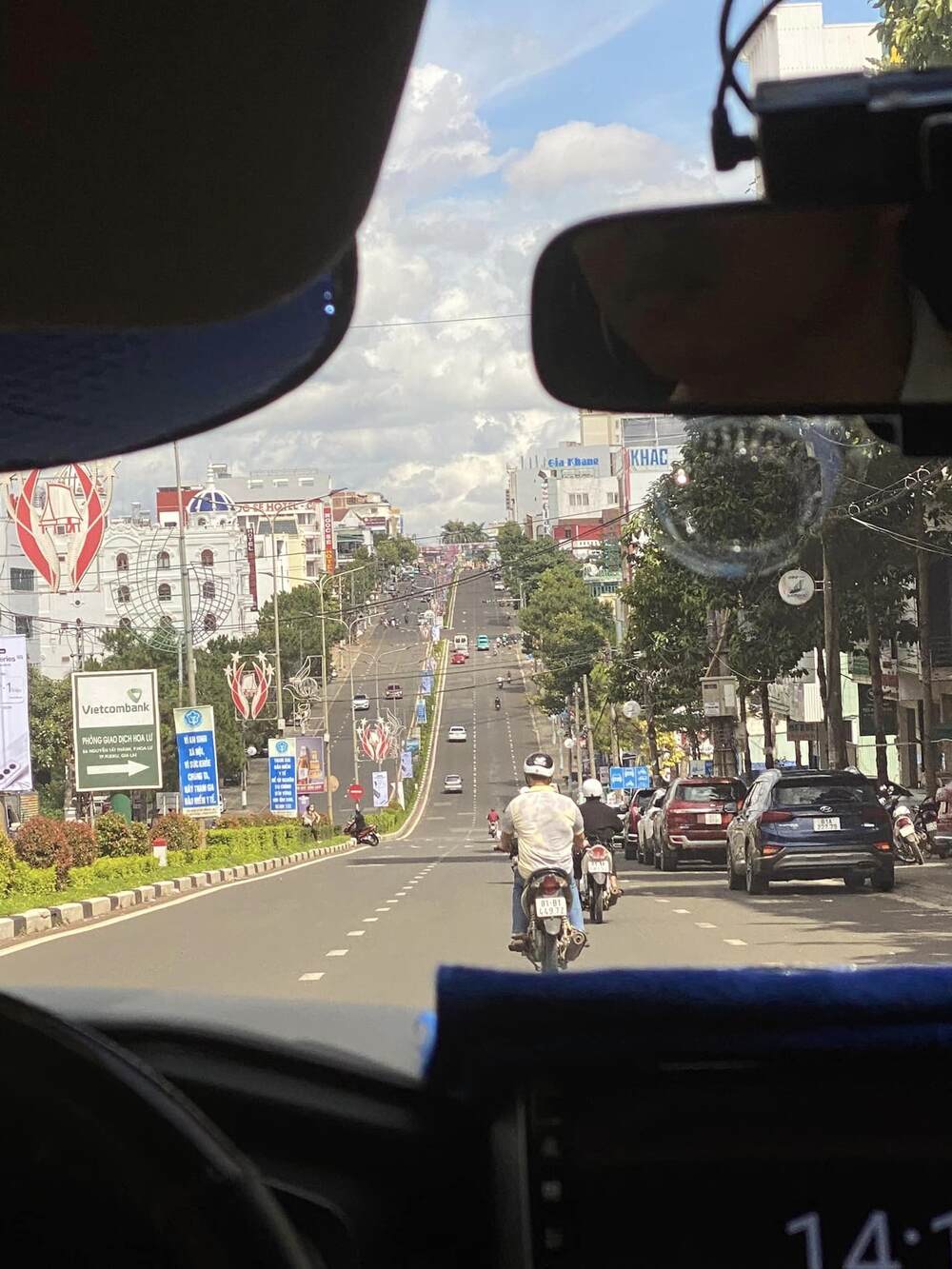 Một trong những điều làm chị thích nhất ở sân bay Pleiku là tất cả taxi đều công khai bảng giá niêm yết nên hầu như không có tình trạng bị “chặt chém”.